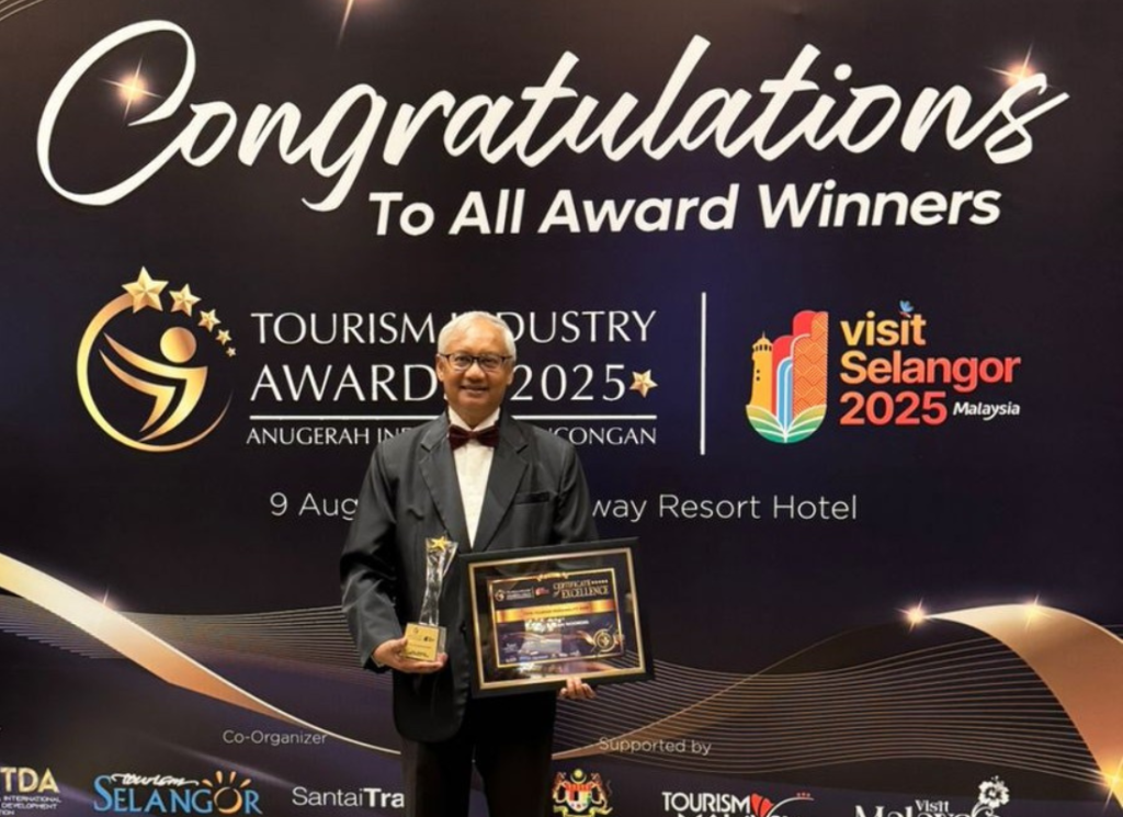 DATO’ HAJI AZIZAN NOORDIN Being awarded as “Icon Tourism Personality Award 2025”